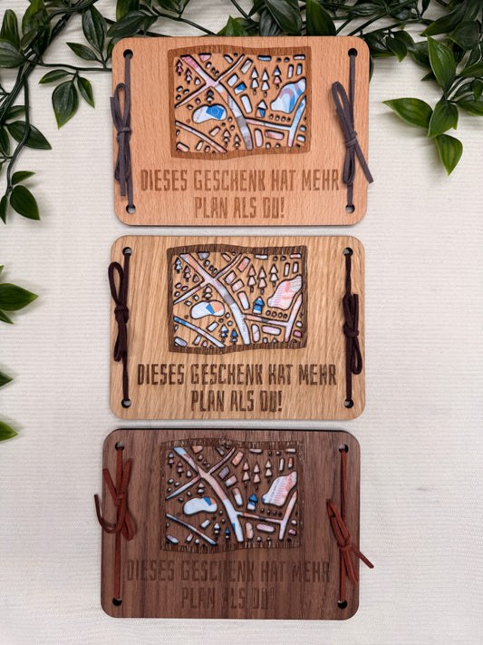 Geldgeschenkkarte "Geschenk hat mehr Plan als du" I Holz I Personalisierte Geldgeschenkkarte I Handgemacht I Nachhaltige Geschenkidee