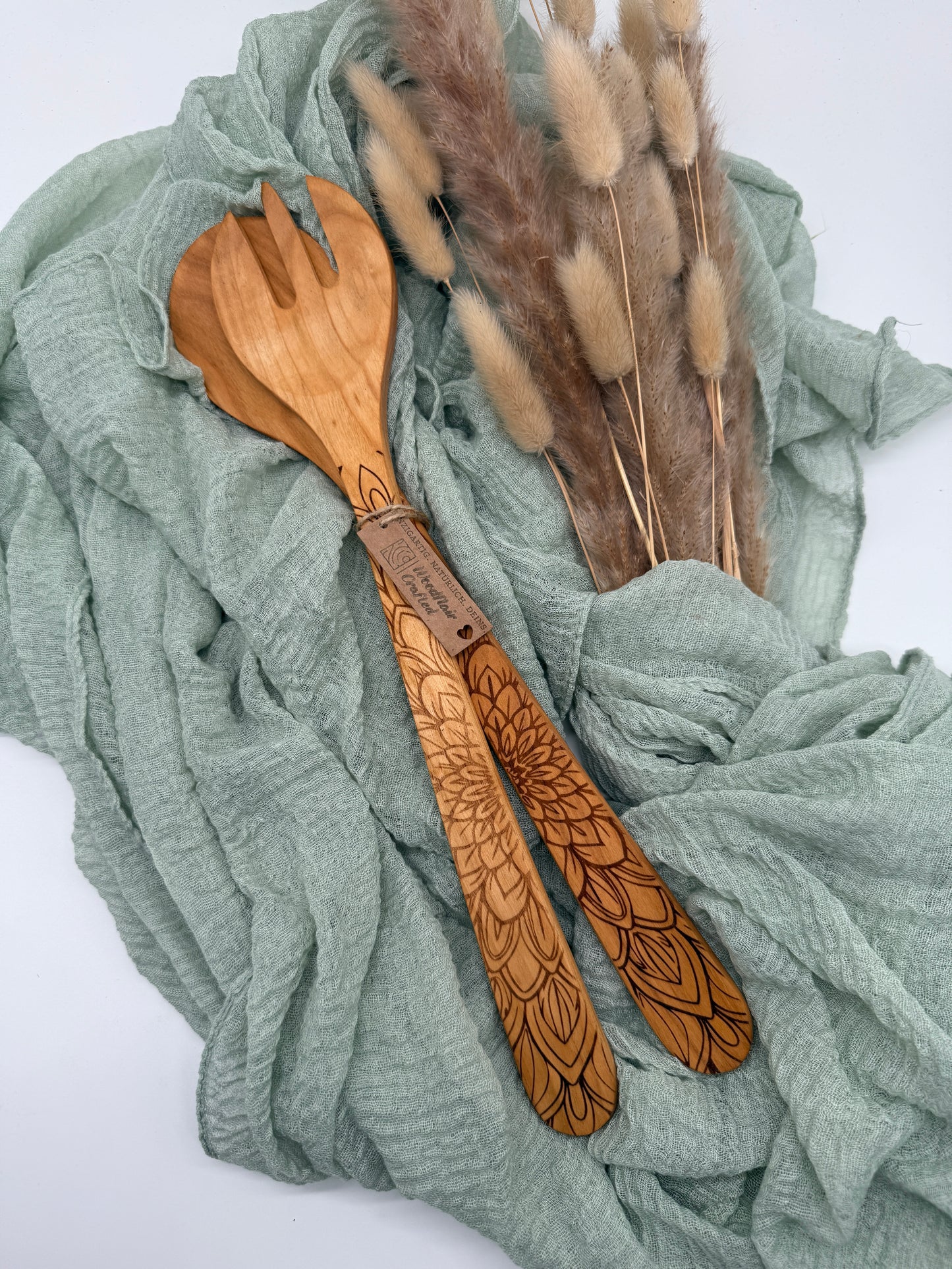 Salatbesteck Kirschholz mit floraler Lasergravur